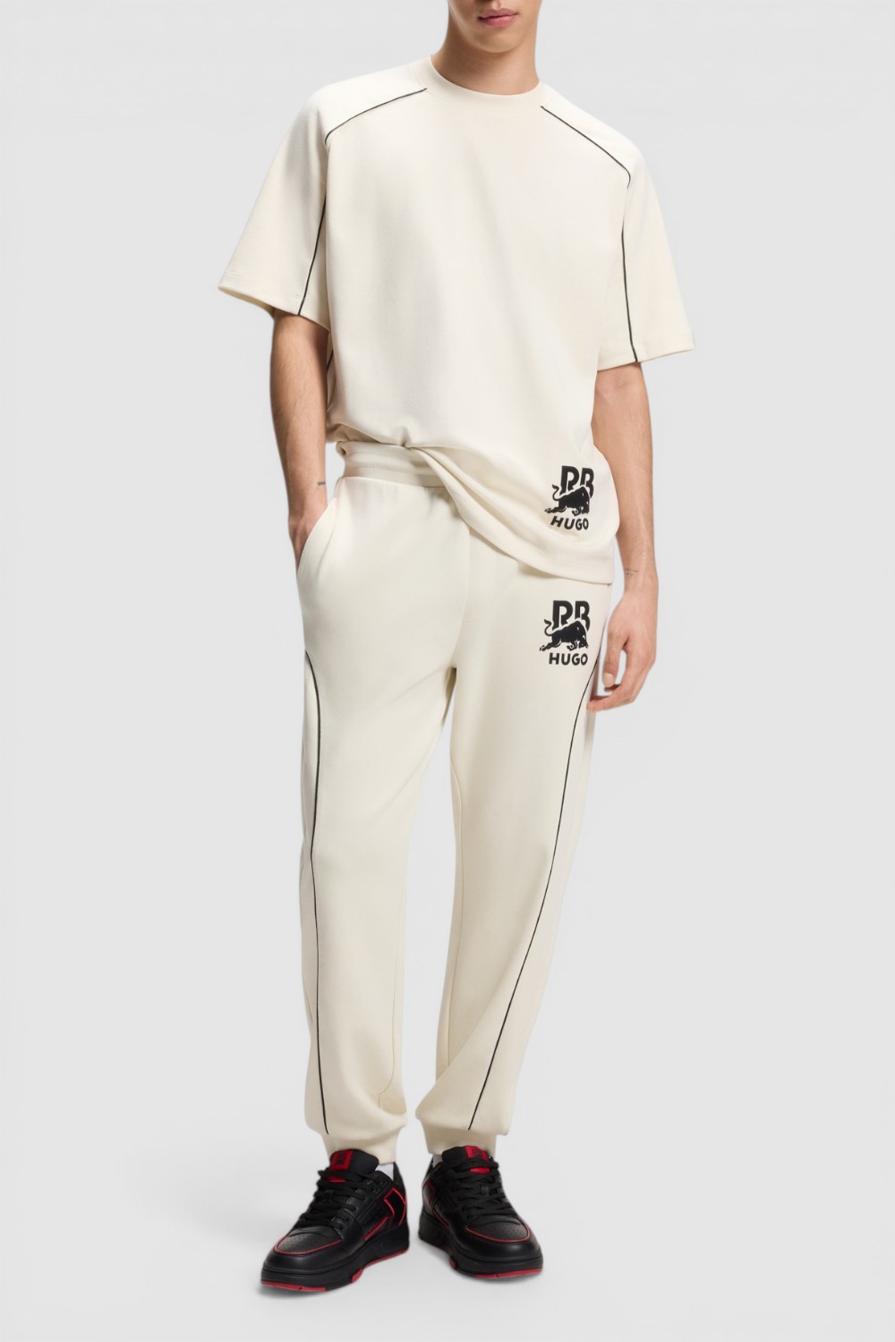 תמונת כל הלוק של חולצת טי הוגו X רדבול